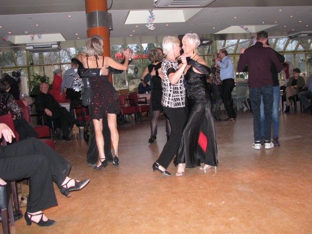 Een sociale en intuitieve dans waar iedereen plezier aan kan beleven in de Cho 50+ in Emmen met Joop reilman en Jeanne Veras goed geoefend met de basispassen